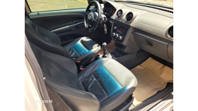 VOLKSWAGEN - SAVEIRO - 2012/2012 - Branca - R$ 54.000,00