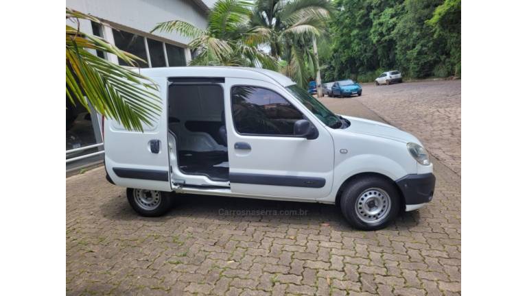 RENAULT - KANGOO - 2017/2018 - Branca - R$ 61.000,00