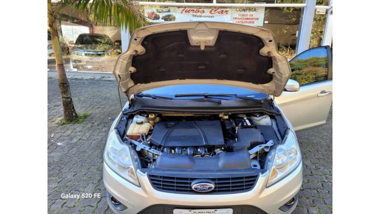 FORD - FOCUS - 2010/2011 - Prata - R$ 38.000,00