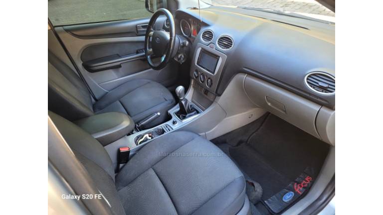 FORD - FOCUS - 2010/2011 - Prata - R$ 38.000,00
